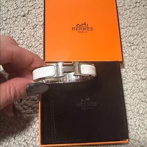 Women’s or men’s p.m. H clutch bracelet

Comes with original dust bag and box